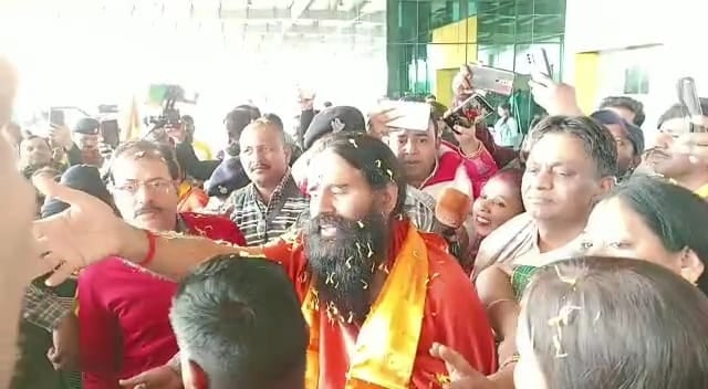 देवघर पहुंचे योग गुरु बाबा रामदेव, गिरिडीह में आयोजित प्रसन्न सागर जी महाराज का महा पारना महोत्सव में लेंगे हिस्सा