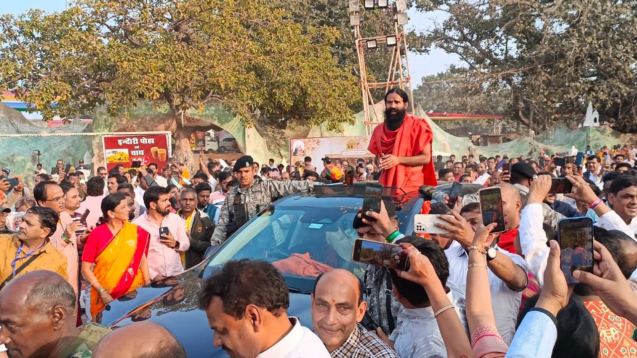 महापारना महाप्रतिष्ठा में शामिल होने गिरिडीह के मधुबन पहुंचे योग गुरु स्वामी रामदेव जी महाराज, हुआ भव्य स्वागत