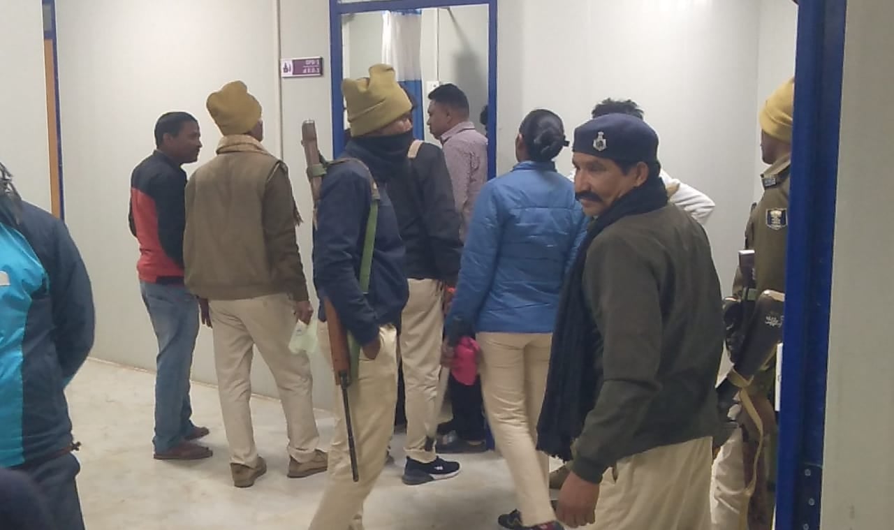 शराब पीकर गांव में हंगामा कर रहे थे दंपत्ति, पहुंची पुलिस, गिरफ्तार