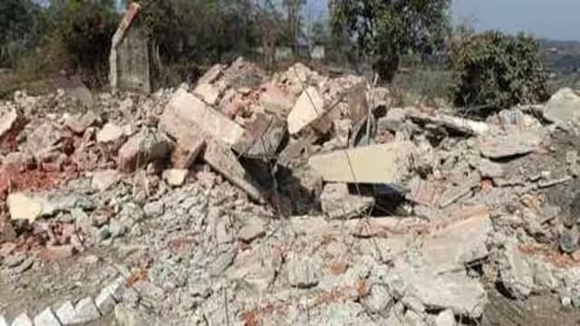 BCCL ने सामुदायिक भवन को तोड़ा ,जानिए इस क्रम में ग्रामीणों के साथ क्या हुआ