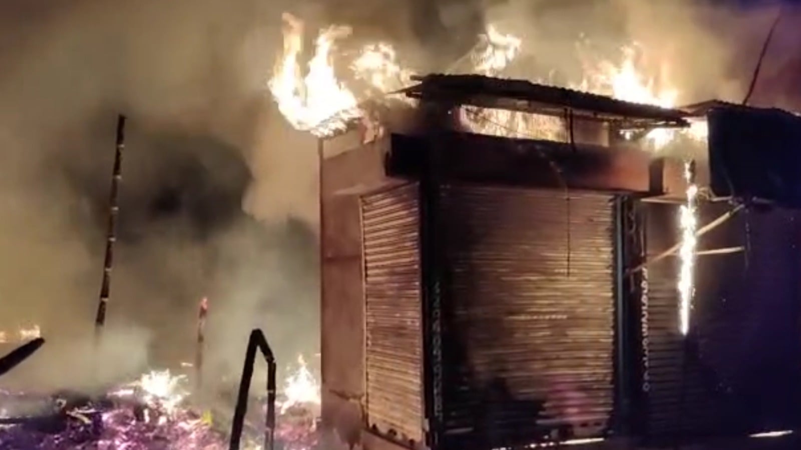 कोयलांचल में कहर बरपा रही आग, पांच जान लेने के बाद कुमारधुबी बाजार की दुकानों में भी भीषण आग