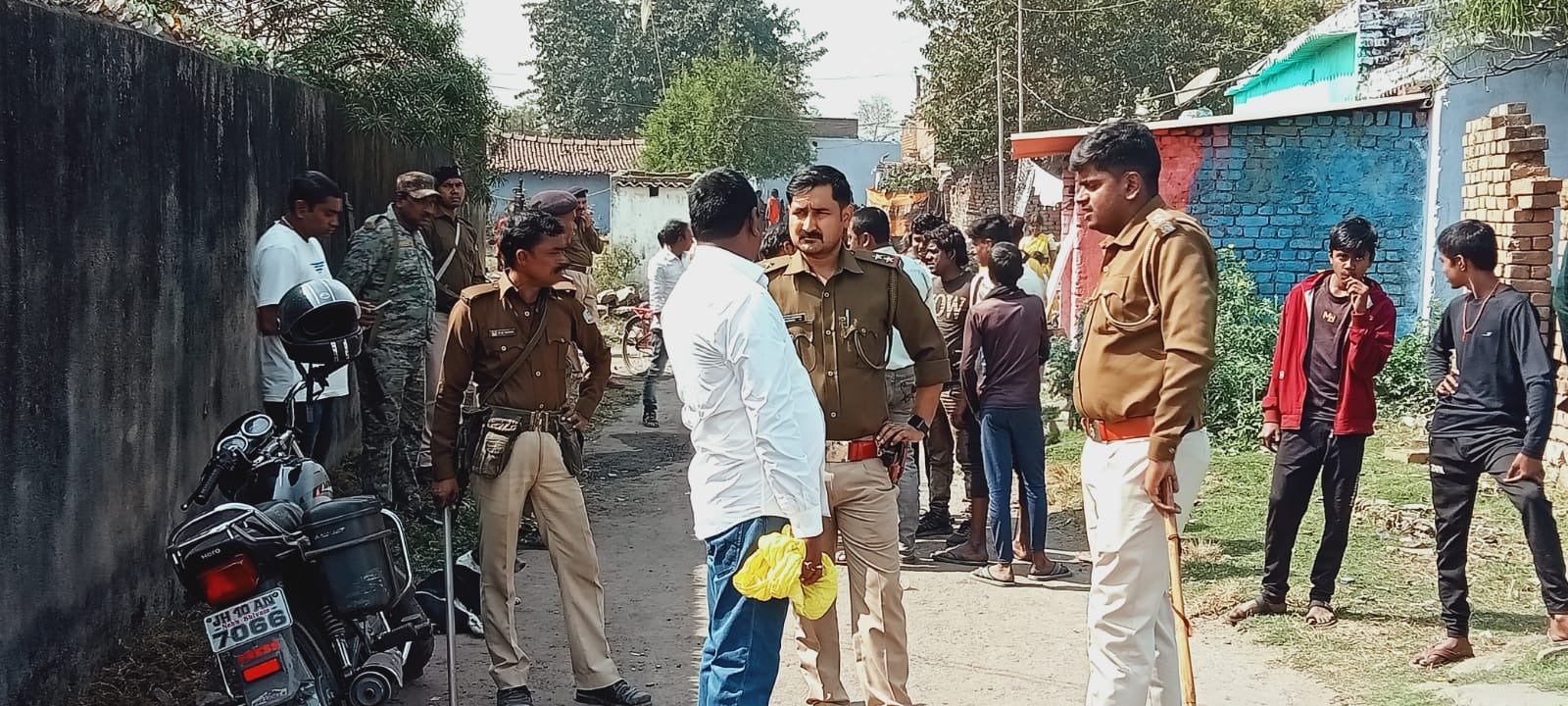 कतरास के बरोरा में टकराये दो गांव के लोग, गोलियां के साथ-साथ चटकी लाठियां, जानिए फिर क्या हुआ