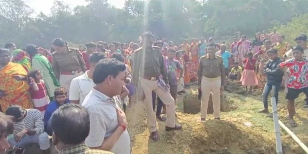 धनबाद : चिरकुंडा में गड्ढे से मिला बच्चे का शव, जानिए उसके गड्ढे तक पहुंचने का सच