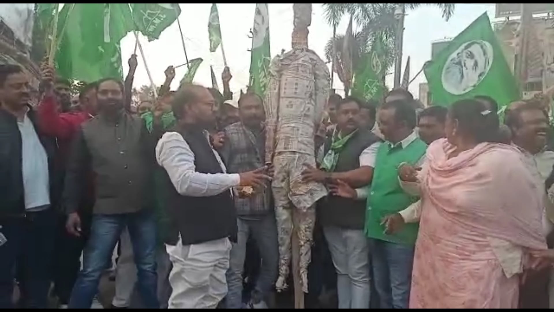 1932 को लेकर फिर से झामुमो उतरी सड़क पर, भाजपा का फूंका पुतला