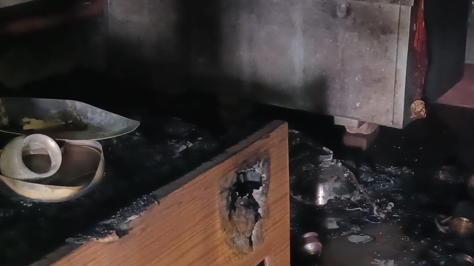 धनबाद के चिरकुंडा में गुस्साए लोगो ने किया बस्ती पर हमला, घरो को किया आग के हवाले, जानिए फिर क्या हुआ