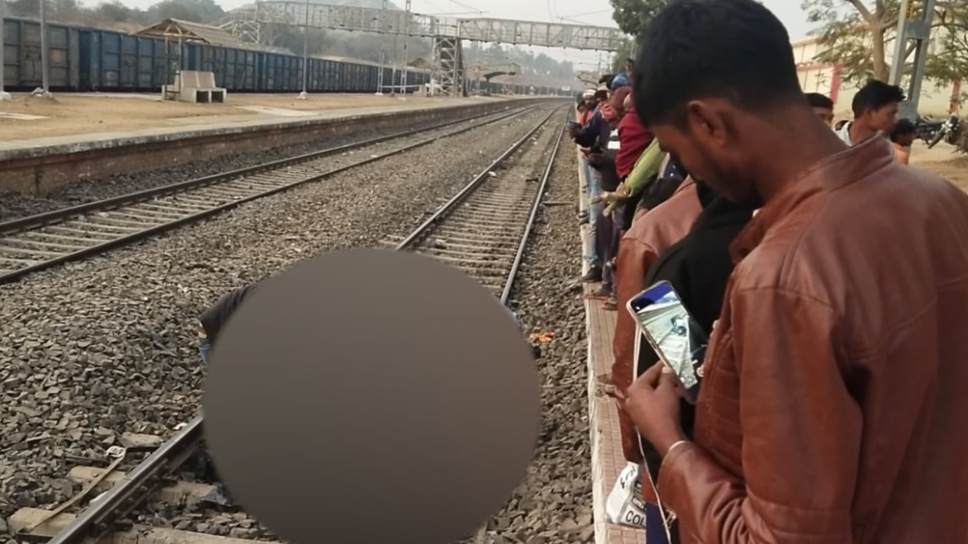 गोड्डा रांची इंटरसिटी ट्रेन की चपेट में आने से युवक का कटा दोनों पैर, बेहतर इलाज के लिए देवघर रेफर