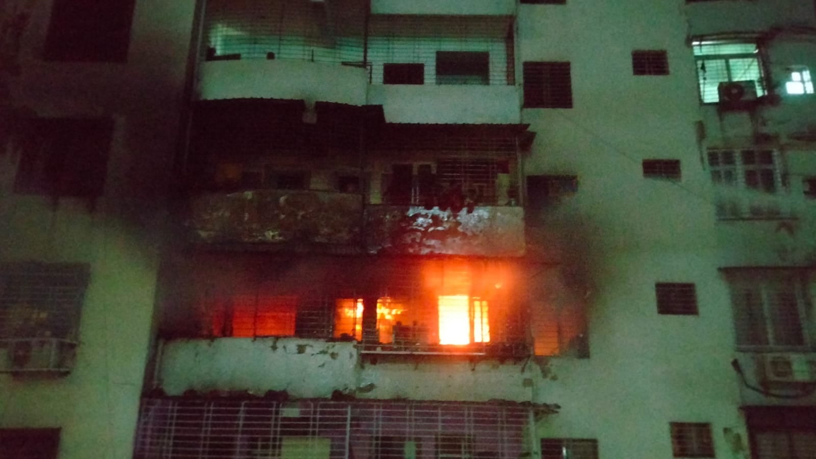 धनबाद: आशीर्वाद टावर में लगी भीषण आग, कई लोग जिंदा जले, आग पर काबू पाने में जुटी फायर ब्रिगेड की टीम