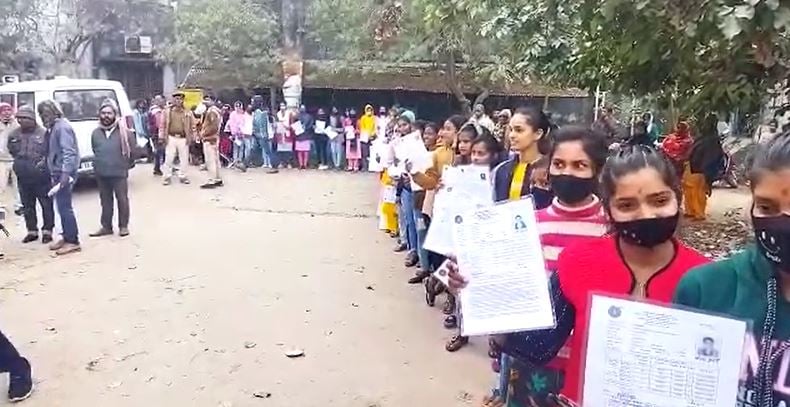मुजफ्फरपुर: इंटर परीक्षा में कहीं छात्राओं का फूलों से हुआ स्वागत तो कहीं नंगे पैर परीक्षार्थी हुए शामिल