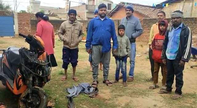 दुमका : रात का खाना खा कर सो रहे थे घर वाले, दुर्गंध आने पर बाहर देखा तो जल चुकी थी गाड़ियां, जानिए फिर क्या हुआ