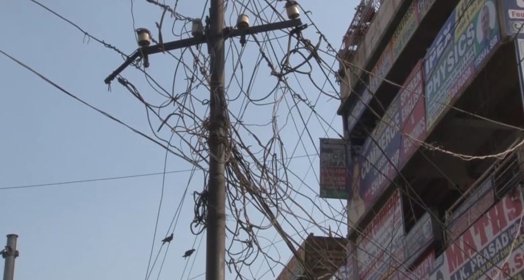 आपदाओं के शहर धनबाद में बिजली के तारों का मकड़जाल देखिए, क्या दूसरी आपदा का इंतजार कर रहा बिजली विभाग