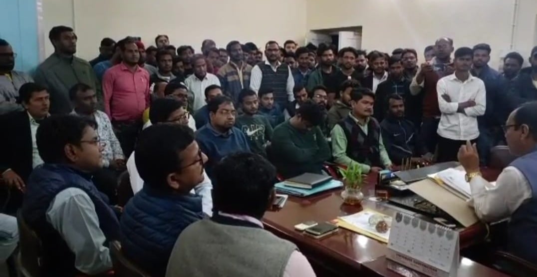 ऊर्जा मित्र बकाया वेतन मांगने पहुंचे बिजली जीएम ऑफिस, जानिए फिर हुआ क्या