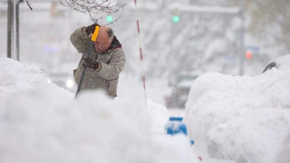 अमेरिका में भारी बर्फबारी से जनजीवन अस्त व्यस्त, हवाई उड़ानों पर पड़ रहा असर, जानिए विस्तार से