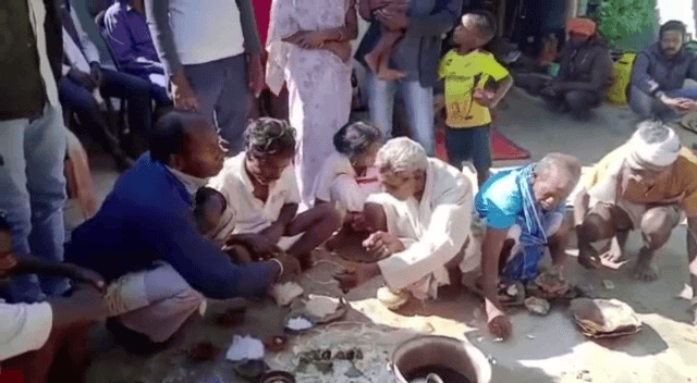 ईसाई धर्म छोड़ एक ही परिवार के 13 सदस्य ने किया घर वापसी, अब नहीं होंगे बहकावे का शिकार