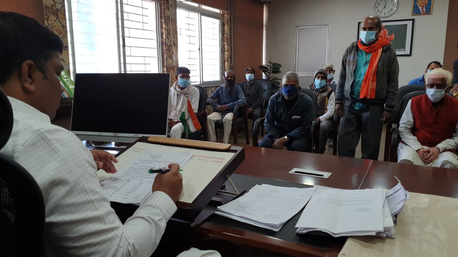 पलामू : उपायुक्त कार्यालय में जनता दरबार का हुआ आयोजन, अपनी समस्या लेकर डीसी से मिलमे पहुंचे कई ग्रामीण