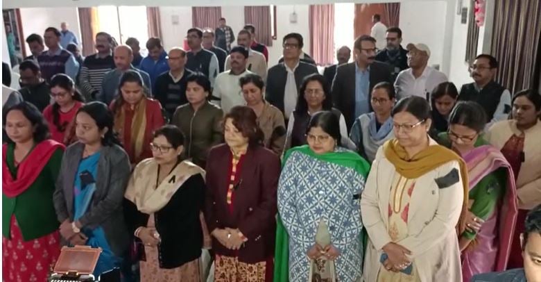 के के पाठक के खिलाफ़ BASA का विरोध जारी, मानसिक सद्बुद्धि के लिए 3 मिनट का किया मौन धारण