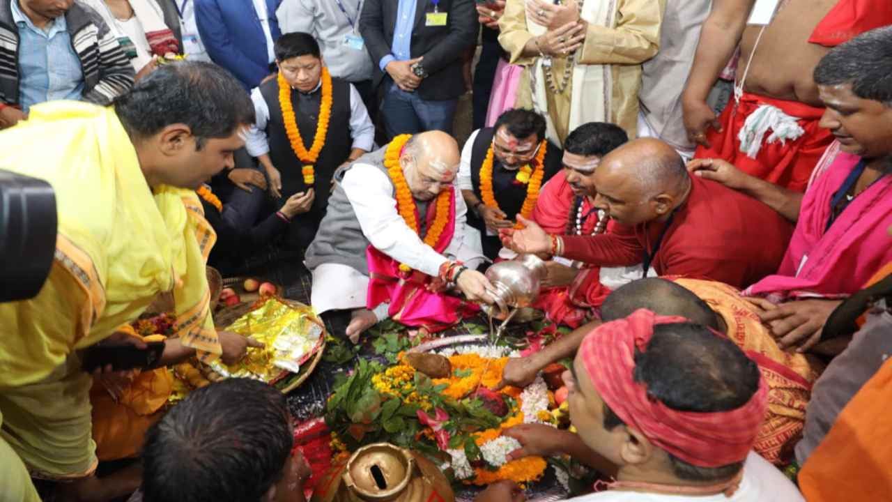 देवघर: गृहमंत्री अमित शाह पहुंचे बाबा मंदिर, बाबा बैद्यनाथ का किया पूजा अर्चना