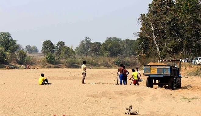 पश्चिमी सिंहभूम जिले में बालू घाटो से फिर शुरू हो गया अवैध खनन, पुलिस और खनन विभाग पर भारी पड़ रहे बालू माफिया
