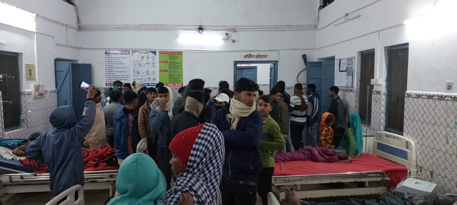 सीतामढ़ी: पीलिया रोग से भर्ती बच्चे की मौत के बाद आक्रोशित परिजनों ने जमकर किया हंगामा, पथराव में आधा दर्जन गाड़ियों के शीशे क्षतिग्रस्त