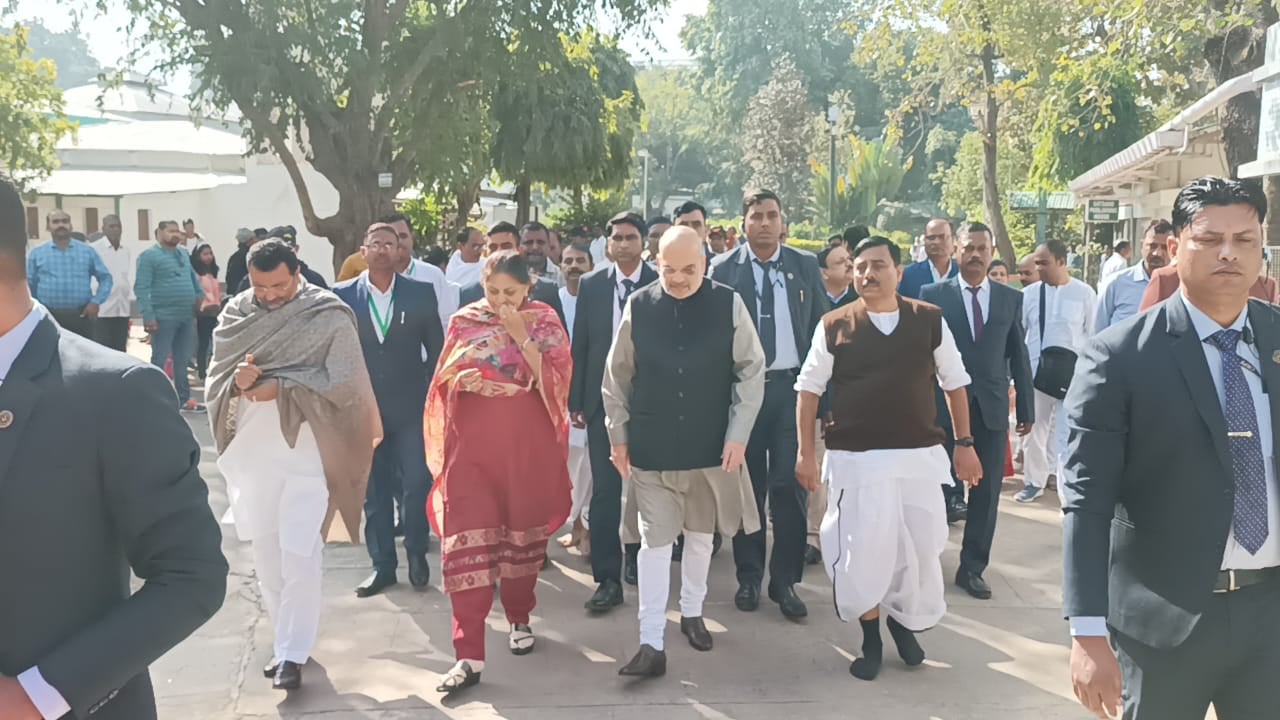 गृहमंत्री अमित शाह वापस लौटे दिल्ली, देवघर एयरपोर्ट से पहले पहुंचे सत्संग आश्रम, आचार्य बबाई दा से की मुलाकात