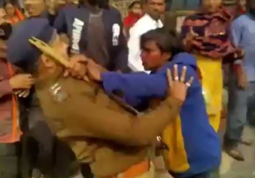 समस्तीपुर में पुलिस की दबंगई, टोटो चालक की जमकर की पिटाई, वीडियो वायरल