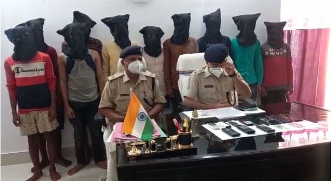 बैंक अधिकारी बनकर करते थे कॉल, KYC अपडेट की बात कर उड़ाते थे खाते की रकम, देवघर में 10 साइबर अपराधी धराए