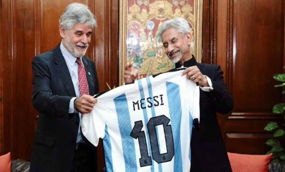 विदेश मंत्री एस जयशंकर को गिफ्ट के रूप में मिली मेसी की जर्सी, अर्जेंटीना के मंत्री ने की भेंट