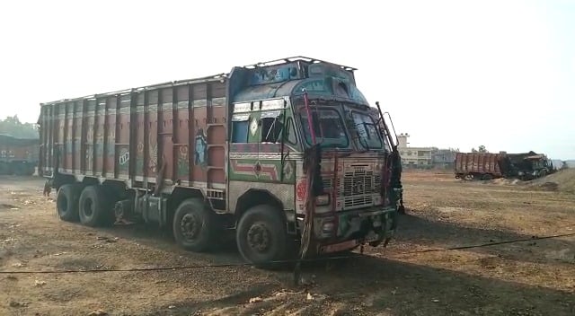 सख्ती के बाबजूद दुमका में दिनदहाड़े हो रहा अवैध बालू खनन, अवैध बालू लोड एक ट्रक जब्त