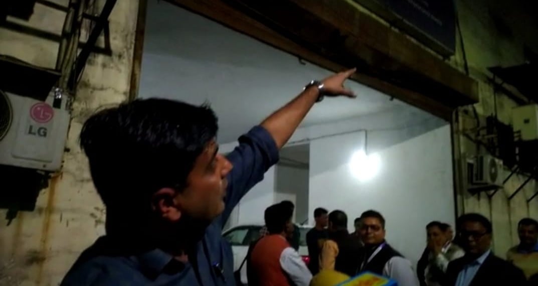 धनबाद के सेंटर पॉइंट मॉल के कचरे में लगी आग, मची अफरा-तफरी, कोई हताहत नहीं