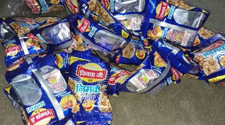 पटना में ब्रांडेड व रजिस्टर्ड मार्का निमकी बनाने वाले जालसाज फैक्ट्री का हुआ भंडाफोड़, दो मशीन व भारी मात्रा में नकली रैपर जब्त