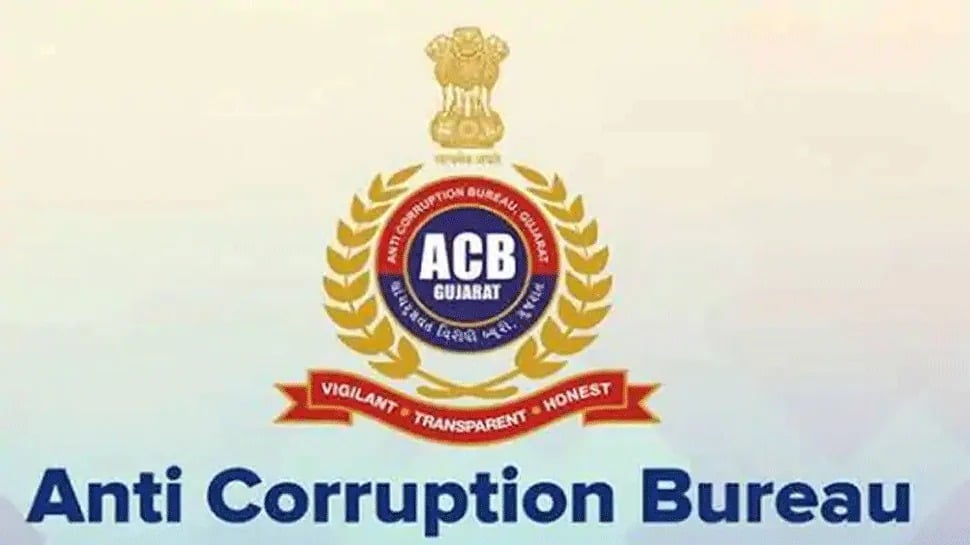 DHANBAD : रिटायर्ड अमीन साधु शरण पाठक के घर ACB का छापा, मुआवजा घोटाले के हैं आरोपी