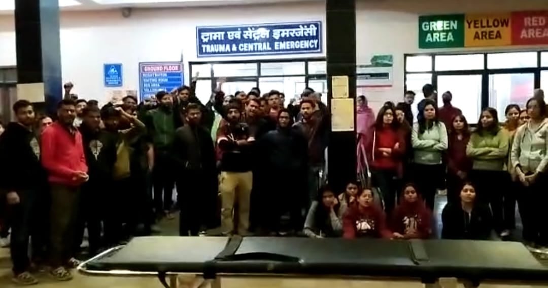 रिम्स परिसर में लेडी डॉक्टर से छेड़खानी, मेडिकल स्टूडेंट्स ने किया विरोध प्रदर्शन, जानिए मामला