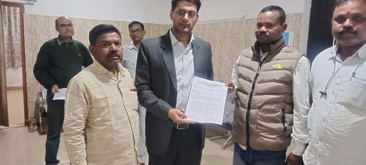 चाईबासा : ठेकेदार के काले कारनामो का चिठ्ठा लेकर डीसी से मिले आजसू पार्टी और जनता दल के जिलाअध्यक्ष, सरकारी जमीन पर अवैध निर्माण का आरोप