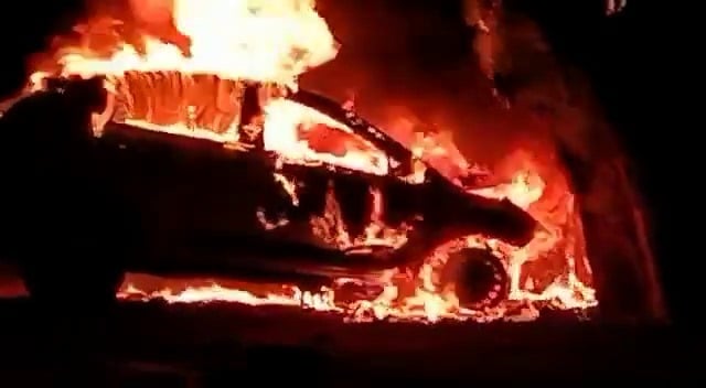 दुमका : द बर्निंग कार ! सड़क दुर्घटना के बाद कार में लगी भीषण आग, कोई हताहत नहीं
