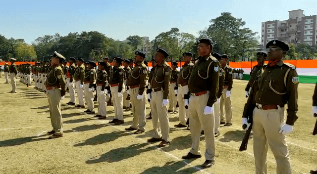 जमशेदपुर : पुलिस लाइन में पासिंग परेड का आयोजन, 218 जवानों को सर्टिफिकेट देकर किया गया सम्मानित