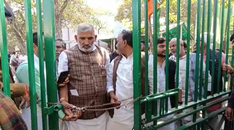 कैमूर किसानों ने जिला मुख्यालय का किया तालाबंदी, कर रहे हैं मुआवजे की मांग