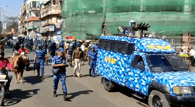 जमशेदपुर : साकची में रैपिड एक्शन फोर्स और पुलिस ने संयुक्त रूप से निकाला पैदल फ्लैग मार्च, जानिए क्या रहा उद्देश्य