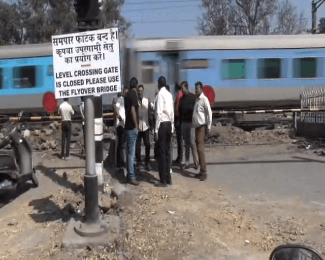 जमशेदपुर : जुगसलाई रेलवे ओवर ब्रिज की मांग तो हुई पूरी,  लेकिन अब गले की हड्डी बन चुका है ब्रिज, जानिए मामला