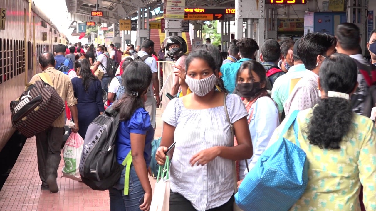 रेलवे स्टेशन पर न पूरी जांच हो रही, न संक्रमित को अस्पताल भेजा जा रहा, ऐसे कैसे कंट्रोल होगा कोरोना!