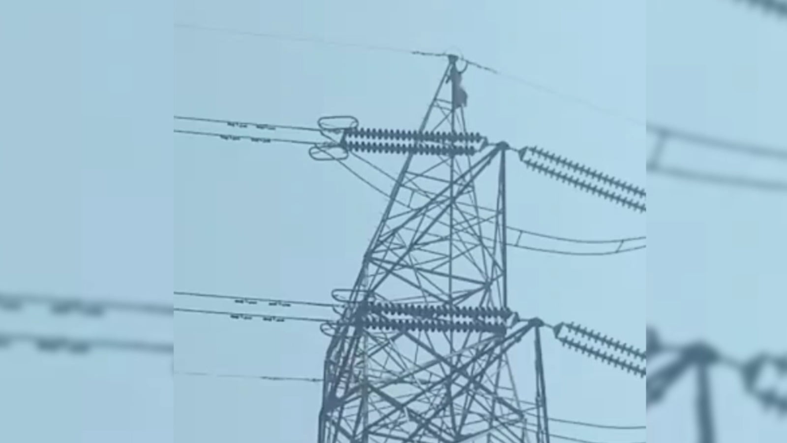 धनबाद के पंचेत  में एनटीपीसी की हाईटेंशन बिजली ग्रिड टावर पर चढ़ी युवती, जानिए कैसे बची उसकी जान