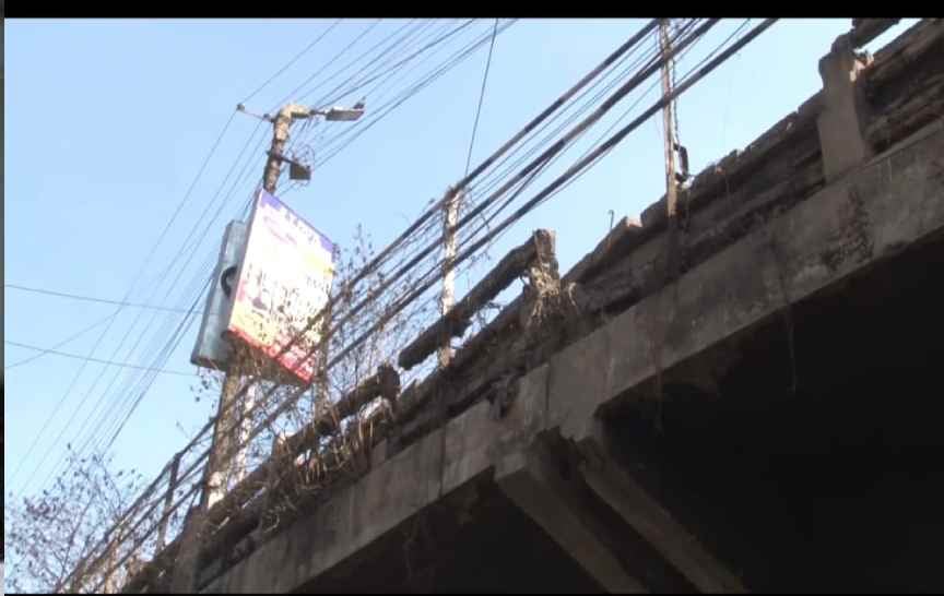 धनबाद के लोगों की आफत में है जान, नया बाजार फ्लाईओवर रिपेयरिंग की मांग के लिए शुरू हुआ ट्विटर अभियान