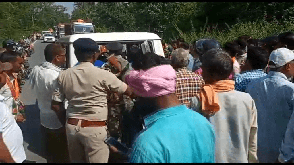 गढ़वा में बाइक और पिकअप वैन में जोरदार टक्कर, पांच लोगों की मौत