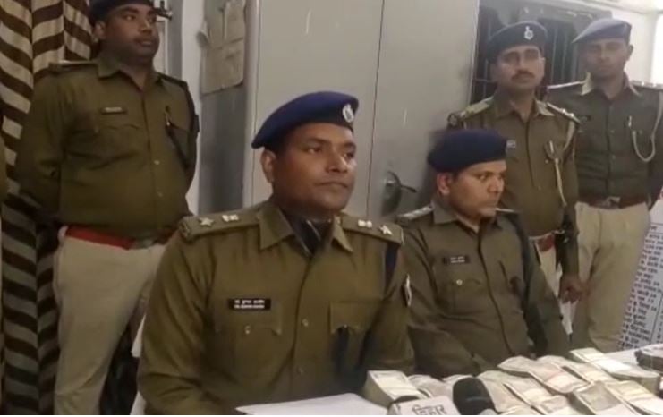 मोतीहारी : हुंडी कारोबारी का खुलासा, 85 लाख भारतीय और नेपाली करेंसी के साथ नोट गिनने की  मशीनें बरामद