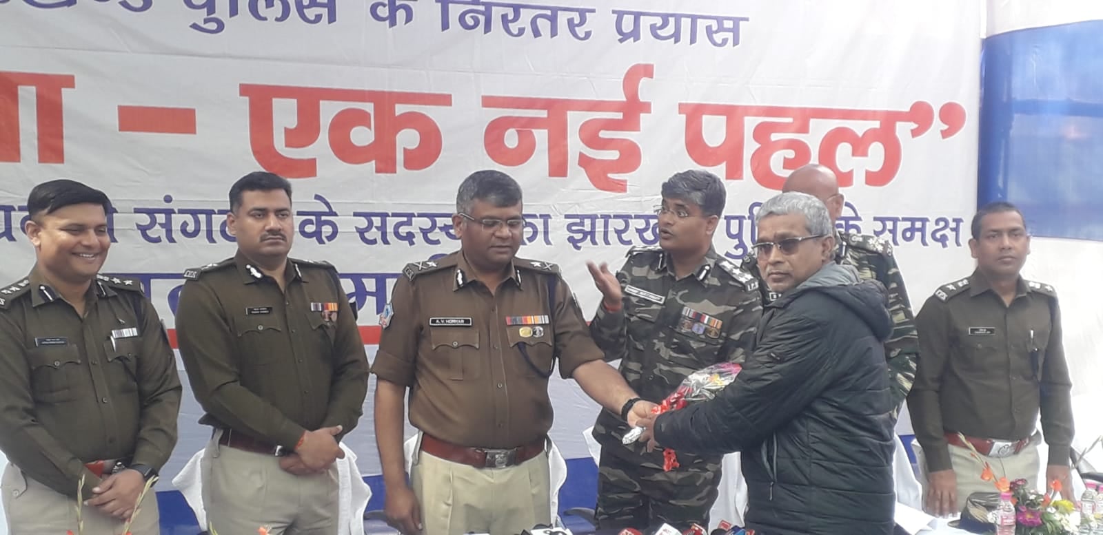 नक्सलियों के खिलाफ पुलिस को बड़ी कामयाबी, 15 लाख के इनामी रिजनल कमांडर मिथिलेश महतो ने किया आत्मसमर्पण