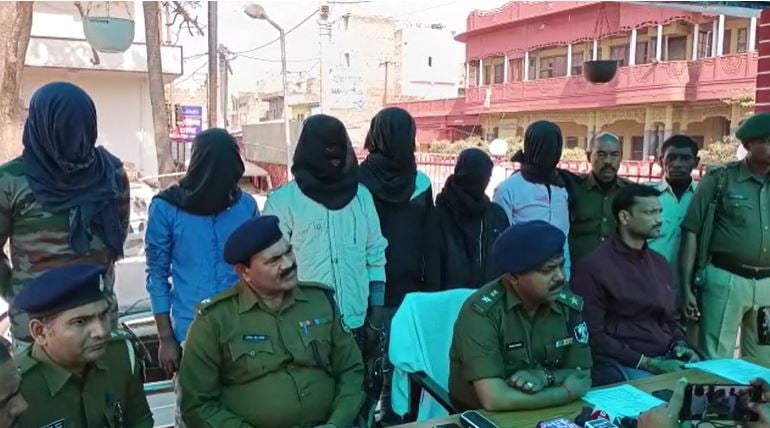 लखीसराय में तीन गाड़ी विदेशी शराब जब्त, आठ लोग गिरफ्तार