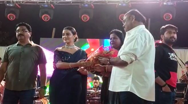 जामताड़ा: यज्ञ मैदान में 51 कन्याओं के सामूहिक मेहंदी कार्यक्रम में भोजपुरी अभिनेत्री अक्षरा सिंह ने अपनी गायकी से बांधा समा