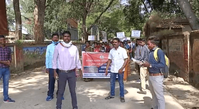 आखिर किससे इंसाफ की आस में सड़क पर उतरे वर्दीधारी के मां-बाप! क्या है मामला, पढ़िए खबर