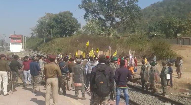 मरांग बुरु को लेकर सालखन की चेतावनी का दिखने लगा असर, दर्जनों ट्रेन रदद्, क्या झारखंड की बाबरी बनने वाली है मरांग बुरु