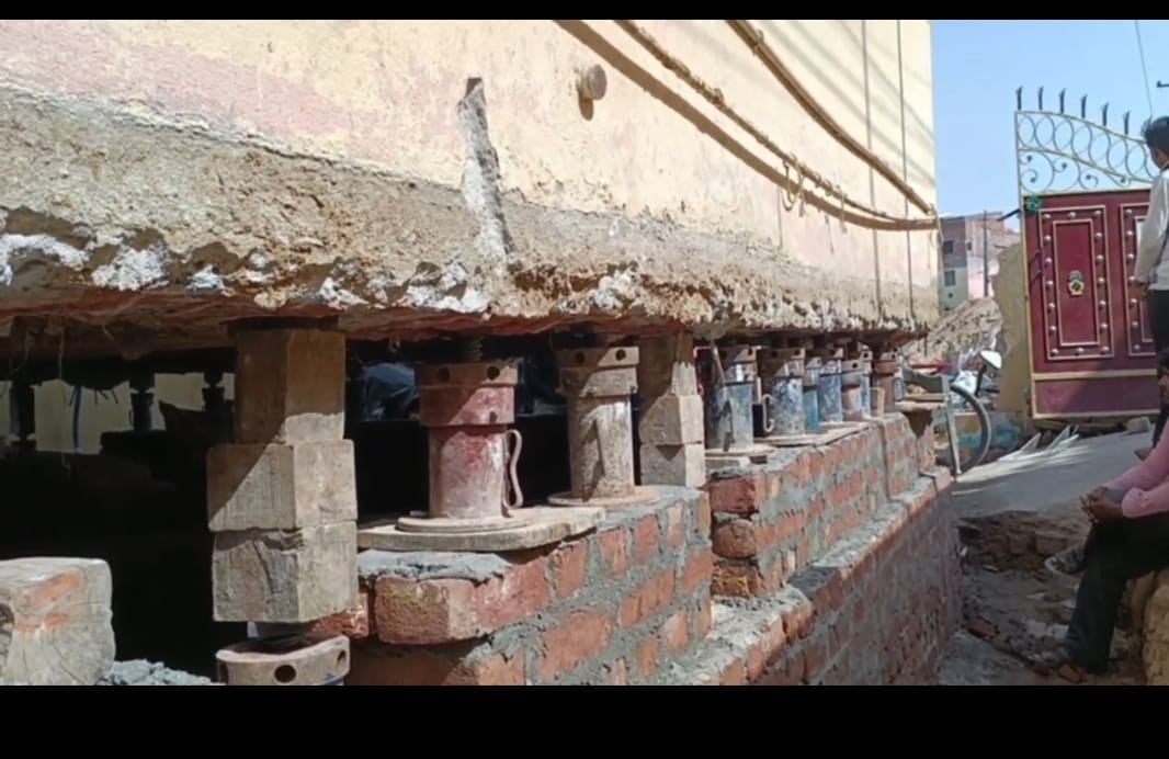 यह जुगाड़ तंत्र आपको भी कर देगा हैरान, जैक से पांच फ़ीट ऊंचा हुआ मकान