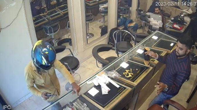 राजधानी रांची में दिन-दहाड़े लूट, हथियार के बल पर लाखों का जेवर ले उड़े अपराधी