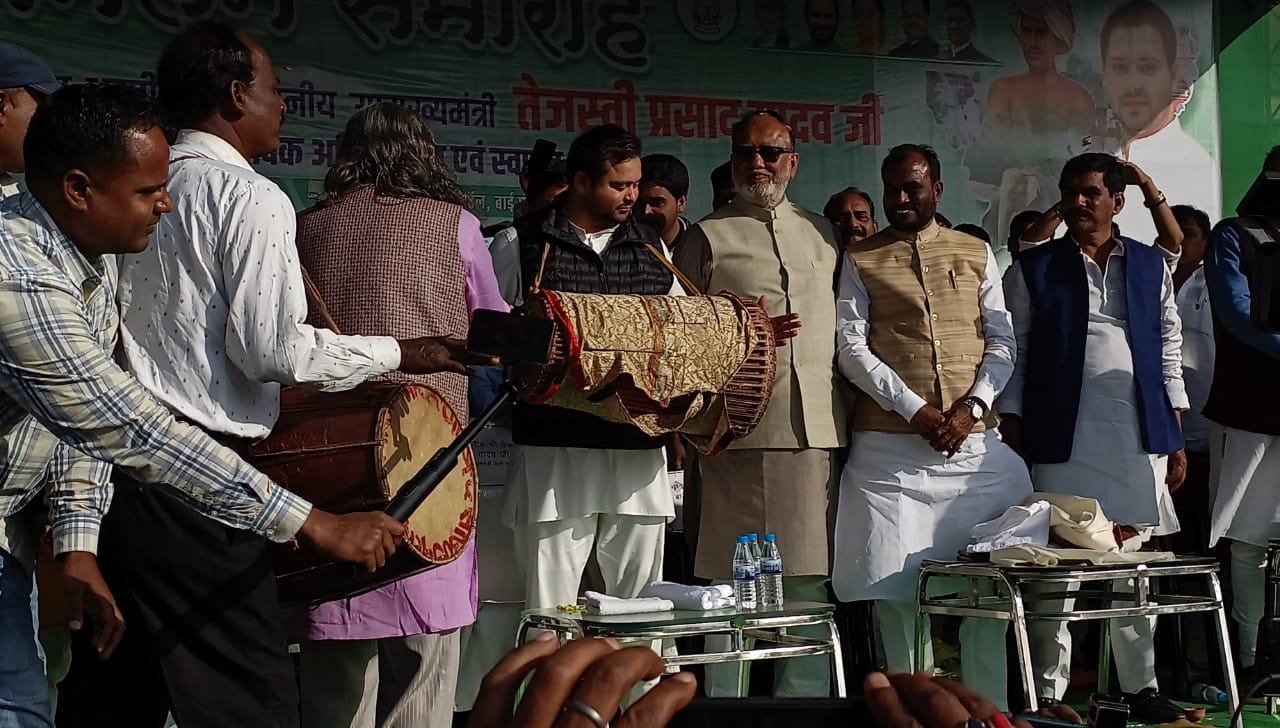 झारखंड में अब आदिवासियों को अपनी ओर रुझाने में लगी राजद, तेजस्वी यादव ने सीएम हेमंत को दिया जातिगत जनगणना का सुझाव